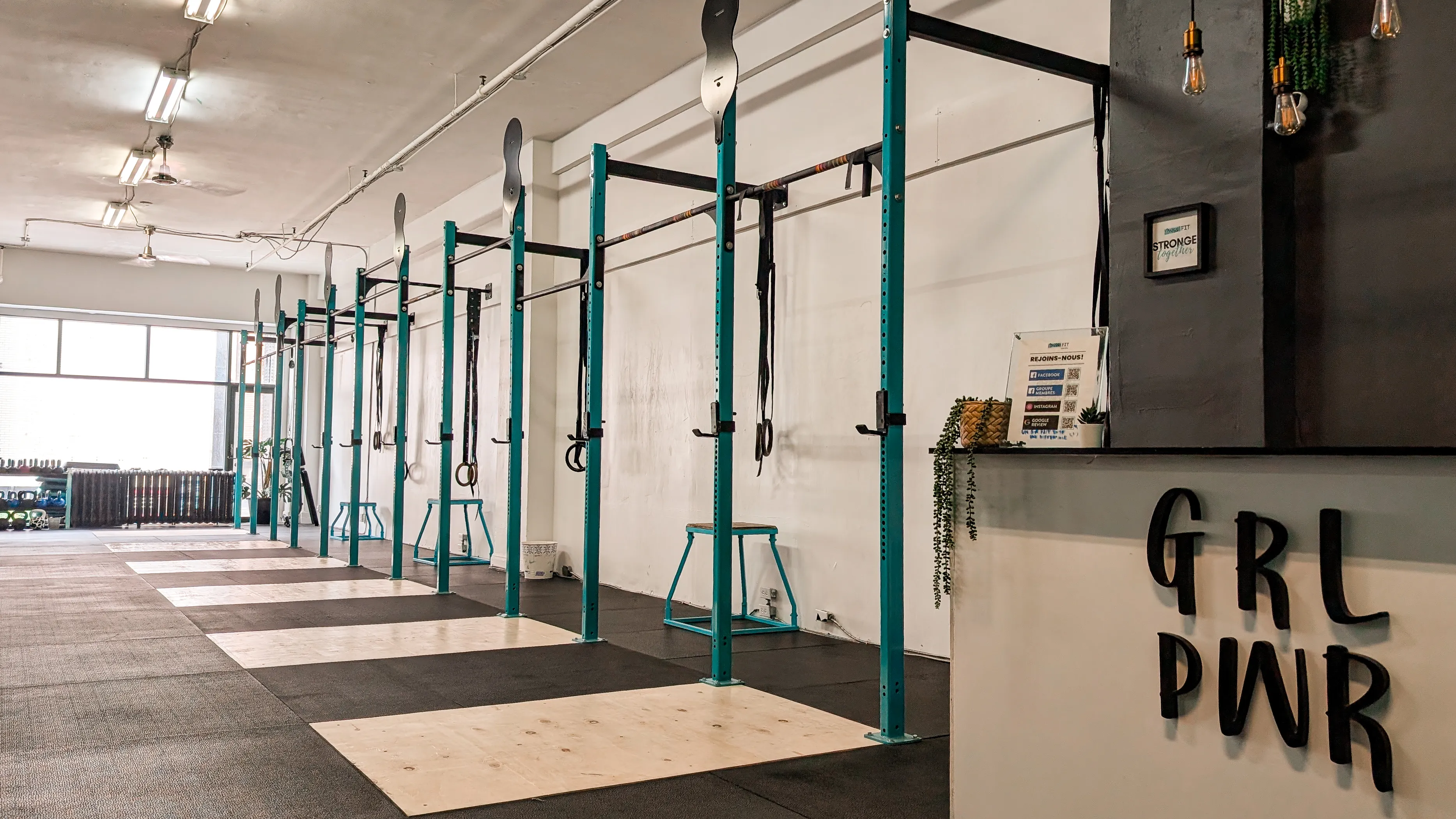 Espace d'entraînement du gym libre chez MissFit Montréal