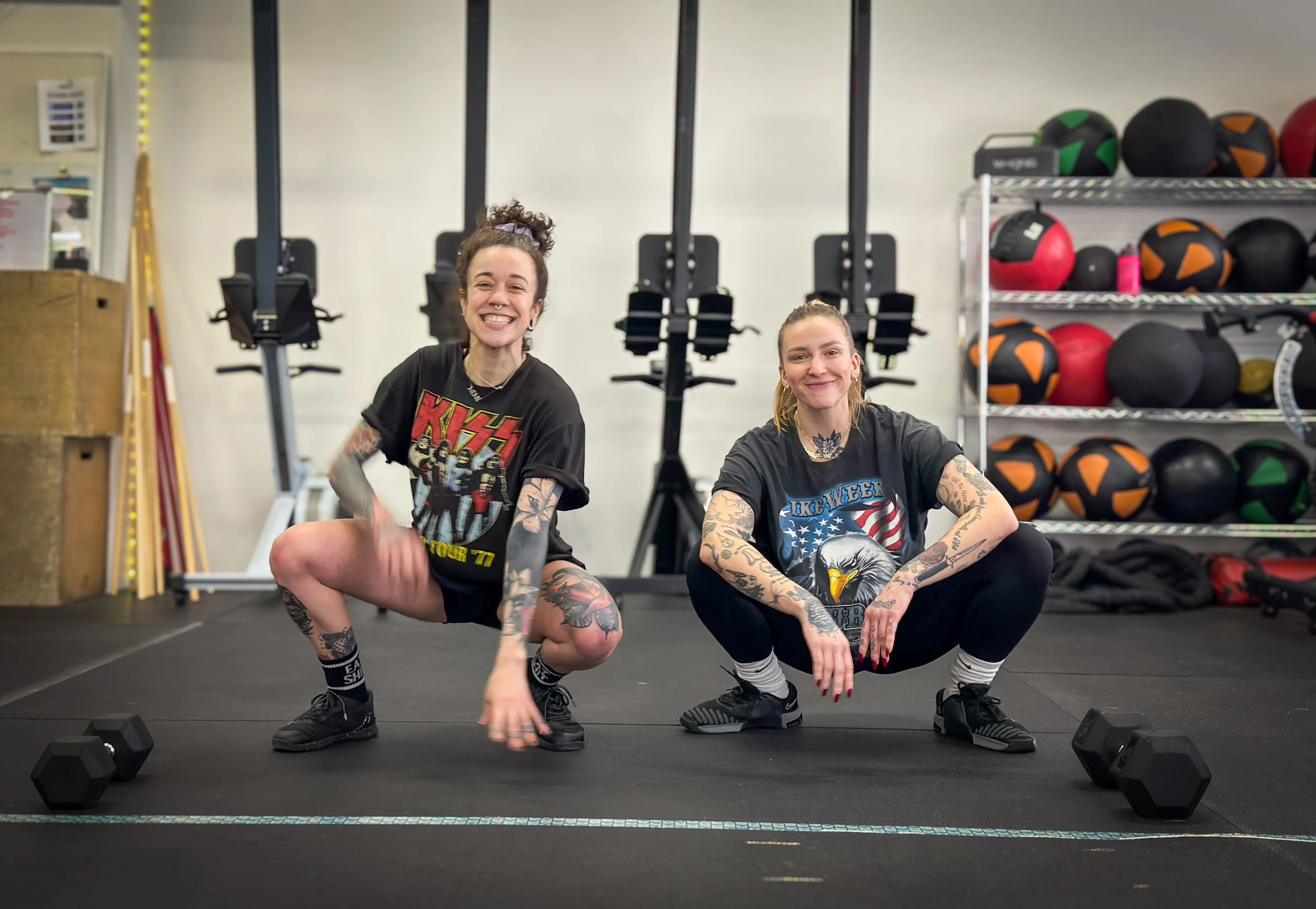 Deux membres MissFit Montréal qui récupèrent après un entraînement