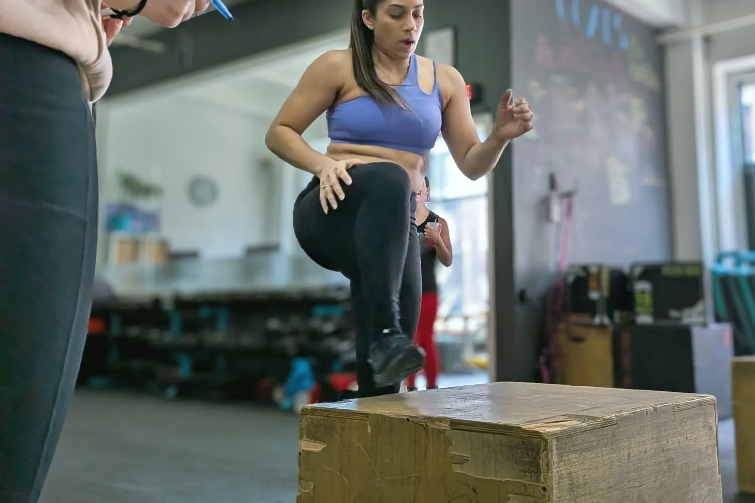 Femme faisant un exercice de cardio