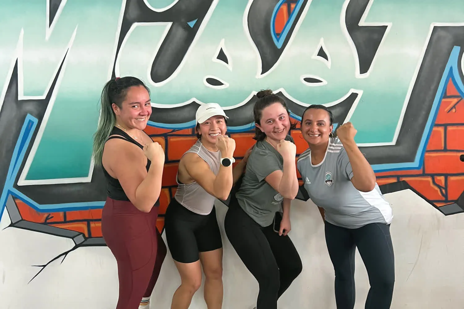 Groupe de femmes s'entraînant ensemble